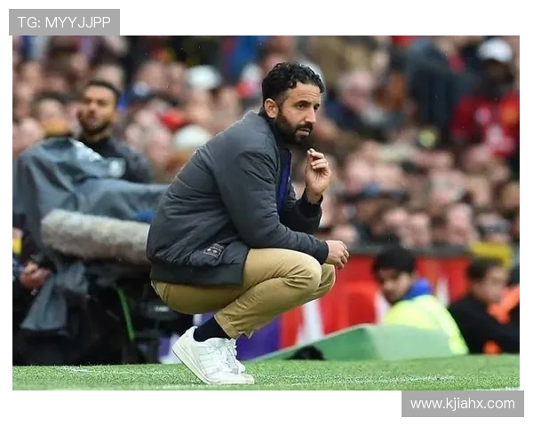 非洲球迷看台打标语呼唤姆伯莫与阿莫林畅谈进攻433阵型