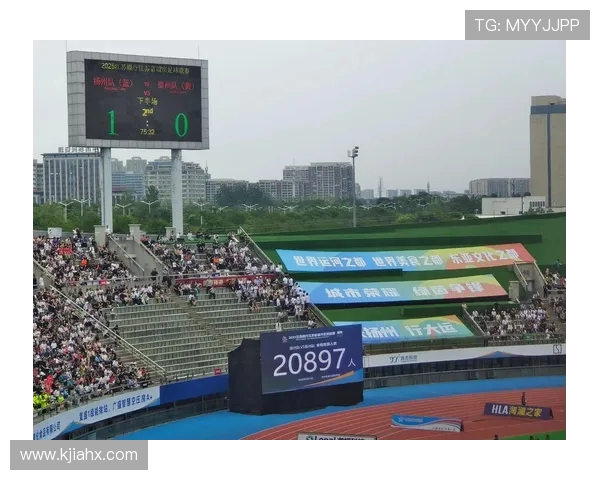 苏超泰州英雄大会盛大举行市民热情夹道欢迎泰州队凯旋归来